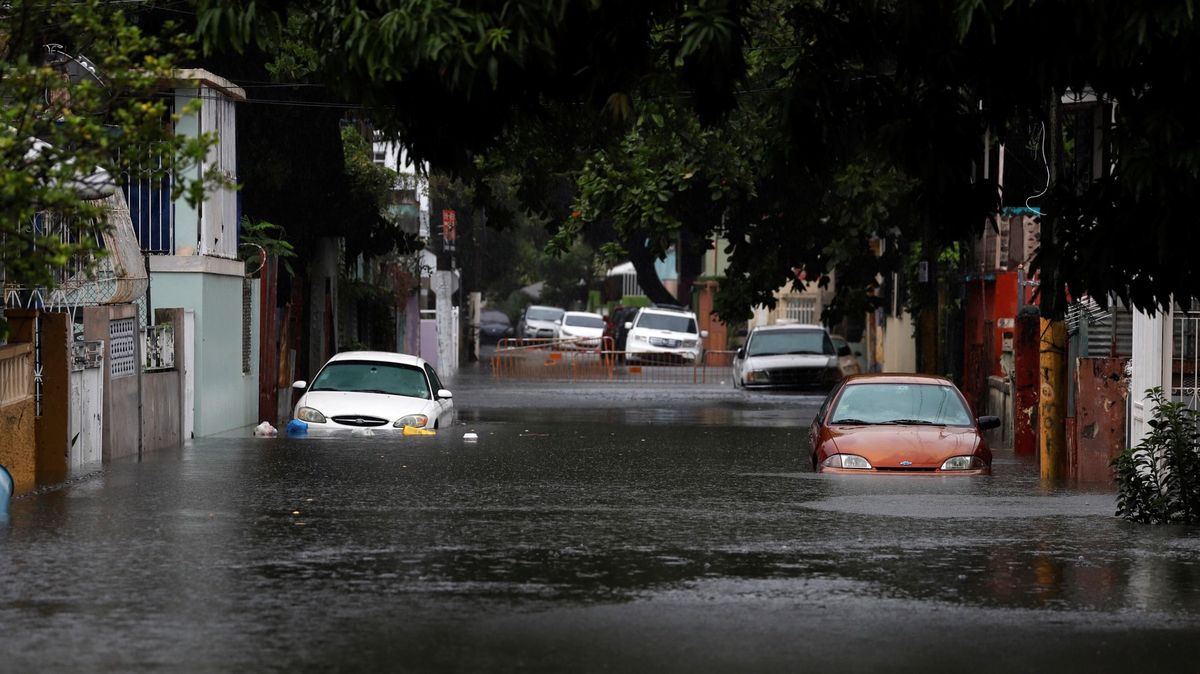 Záplavy a evakuace. Bouře v Karibiku zesílila na hurikán